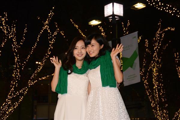 板野友美と小島瑠璃子の「表参道イルミネーション２０１５」の点灯式画像