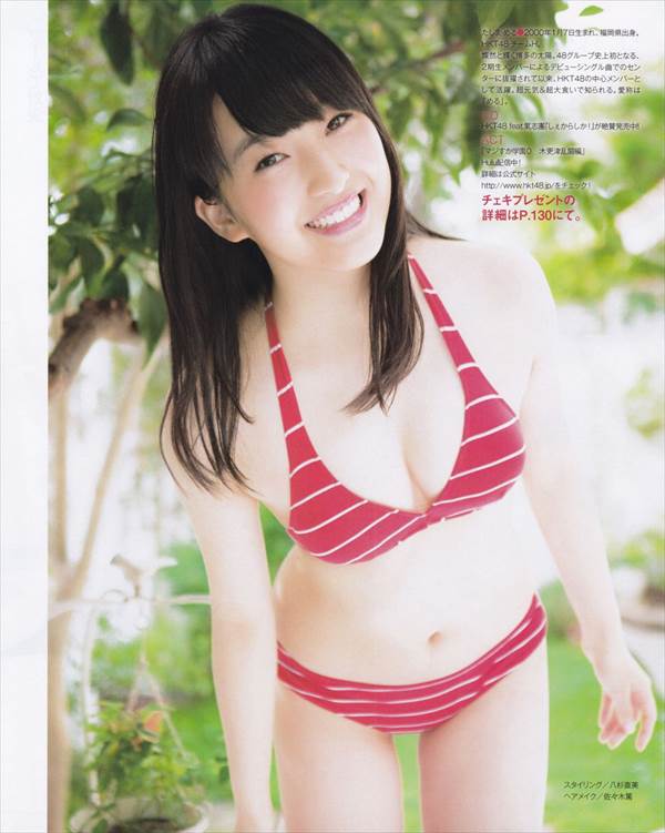 AKB48の白ニーソックスに縞々ビキニ水着画像