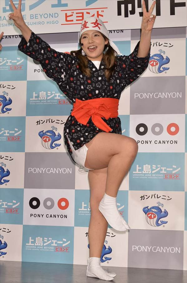 巨乳グラビアアイドルがビキニ水着のヒモをほどきかけてる画像