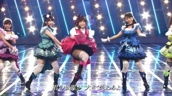 ラブライブ声優の肌着で胸の谷間見えエロ画像