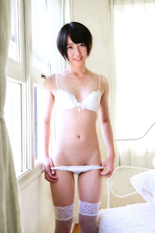 AV女優相原翼の女子高生制服姿でノーパンでお尻丸だしエロ画像