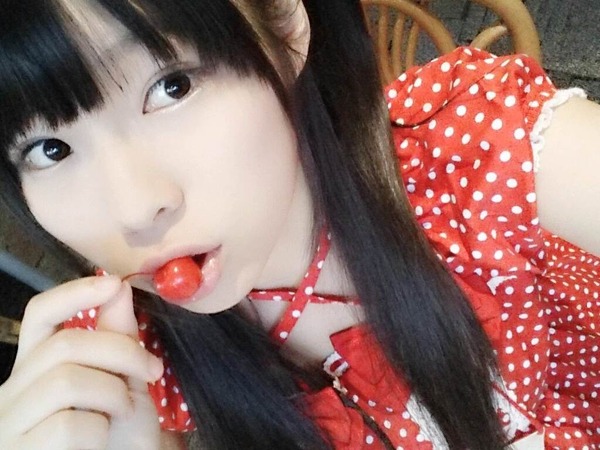 AVデビューするＩカップグラドル結城ちかのビキニ水着姿で胸の谷間画像