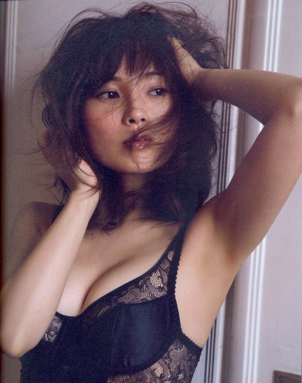 安倍なつみの黒いブラジャー下着姿でDカップおっぱいの谷間エロ画像、写真集「Finの人」