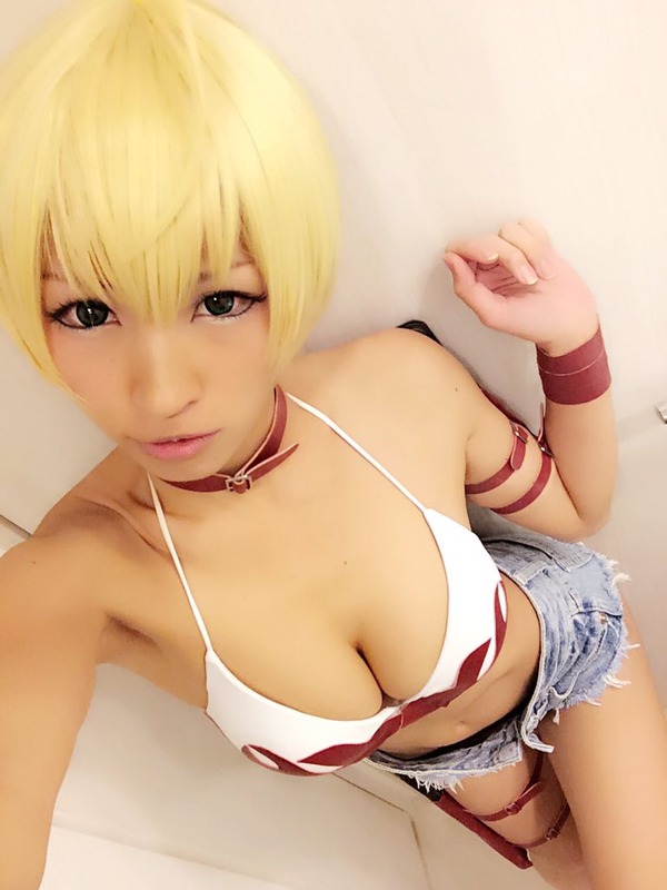 コスプレイヤー茶々のビキニコスプレで巨乳の谷間エロ画像