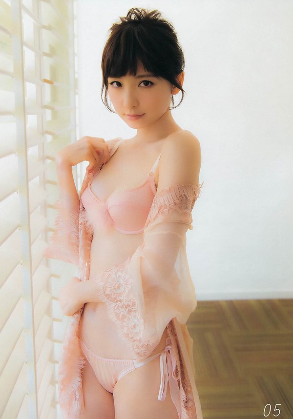 篠田麻里子が『週刊ヤングジャンプ』で「ラスト水着」と題した巻頭と巻末のグラビア画像