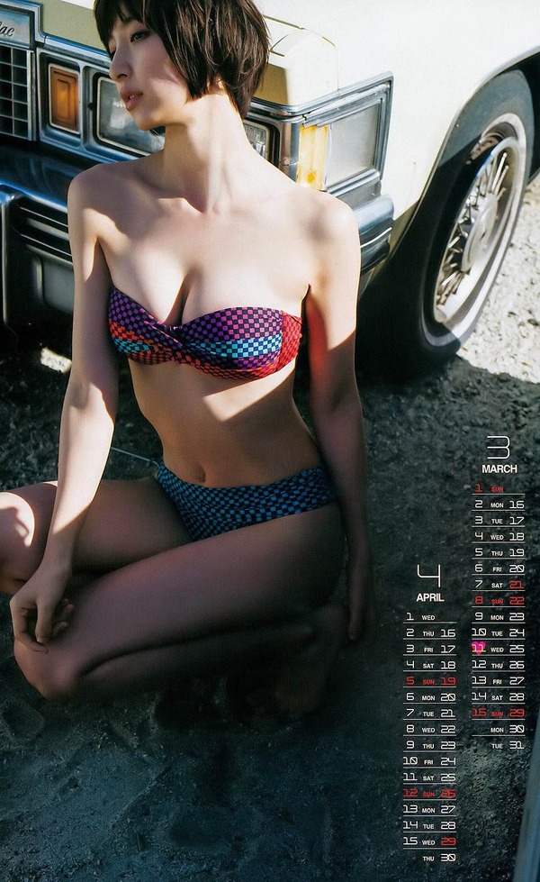 篠田麻里子が『週刊ヤングジャンプ』で「ラスト水着」と題した巻頭と巻末のグラビア画像