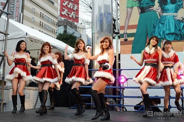  E-girlsのミニスカサンタ姿からエロい太もも画像「メリークリスマス！」