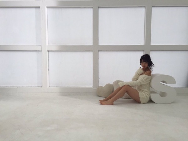 NMB48矢倉楓子のビキニ水着姿でベッドに寝そべってる画像