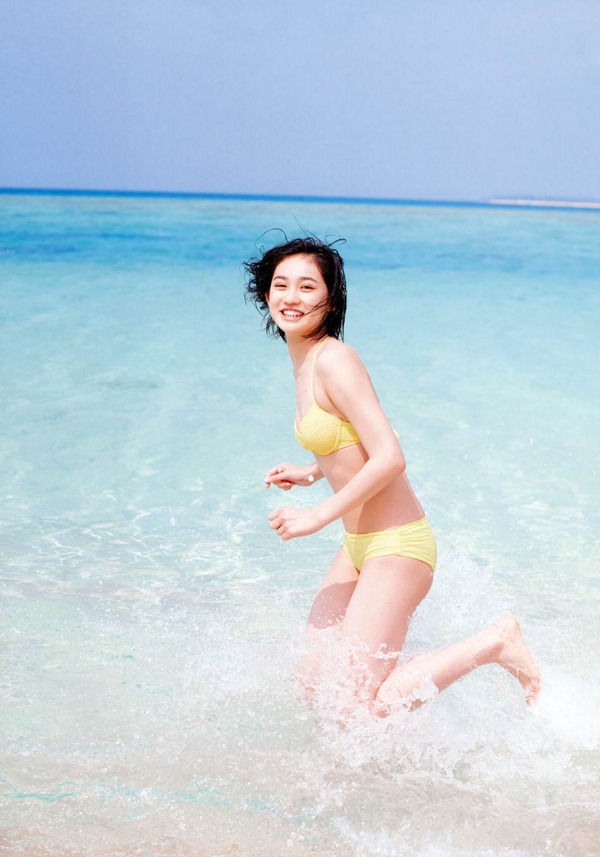 佐々木莉佳子の青い海を背景にビキニ水着画像