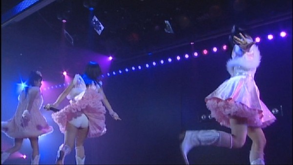 AKB48のミニスカートで踊って純白パンチラ見せエロ画像