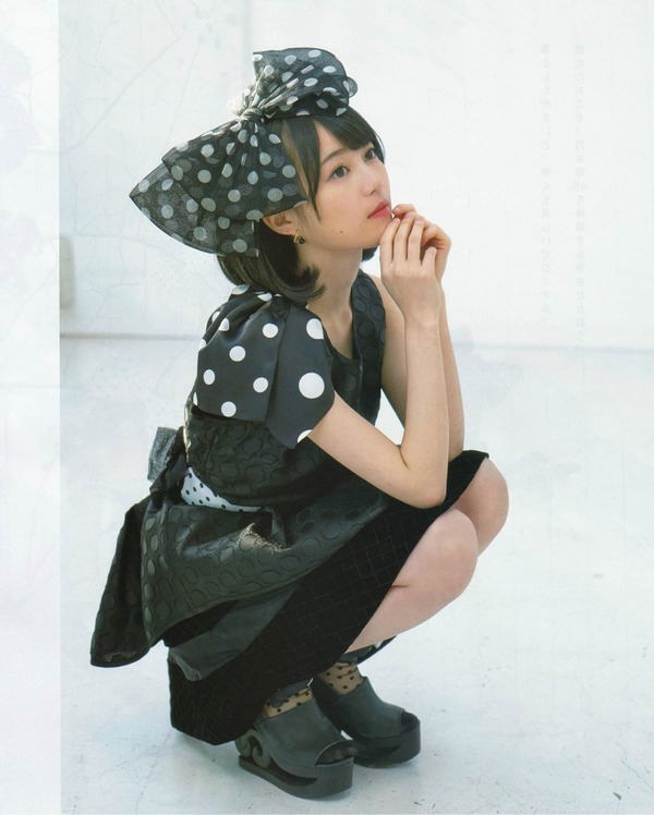 写真集で水着姿を初披露する乃木坂46生田絵梨花の可愛いリボンをつけてるワンピース姿画像