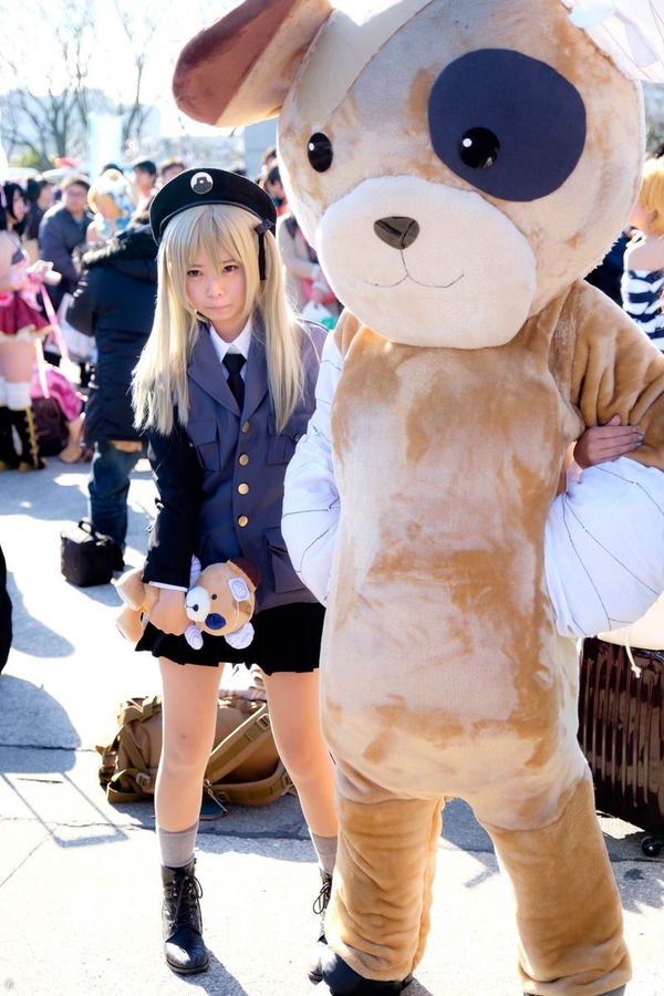 コミケのミニスカートの可愛いコスプレイヤー画像