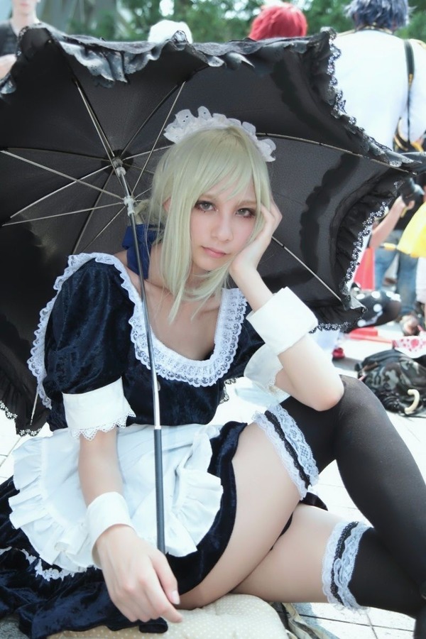外人美女コスプレイヤーのメイドコスプレでエロい太もも画像
