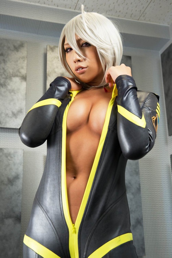 外人美女コスプレイヤーのメイドコスプレでエロい太もも画像