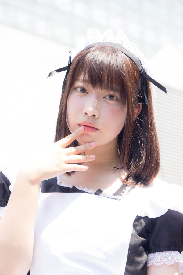 外人美女コスプレイヤーのメイドコスプレでエロい太もも画像
