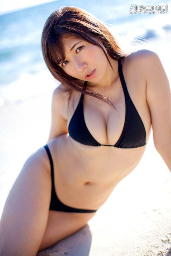 巨乳グラドルの女子高生制服姿でパンチラとブラチラエロ画像