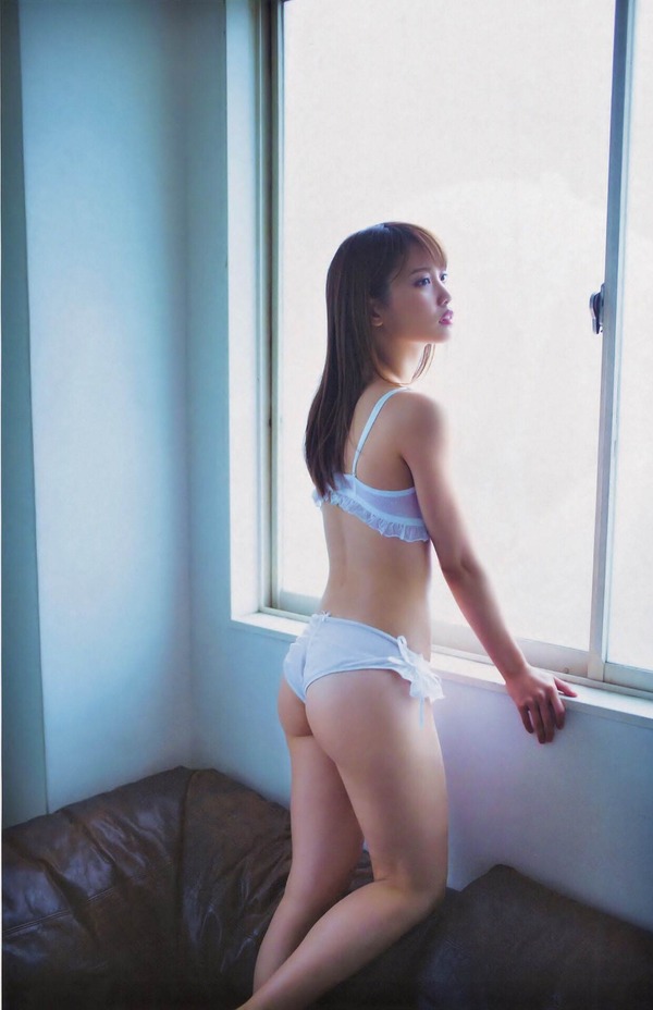 AKB48の純白ミニスカ衣装で足あげてパンチラ画像