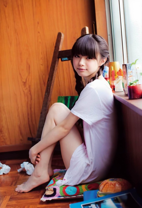 ラーメン二郎に感激のNMB48市川美織のツインテールで純白水着ニーソックス画像