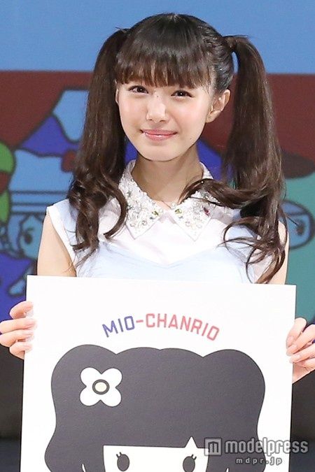 ラーメン二郎に感激のNMB48市川美織のツインテールで純白水着ニーソックス画像